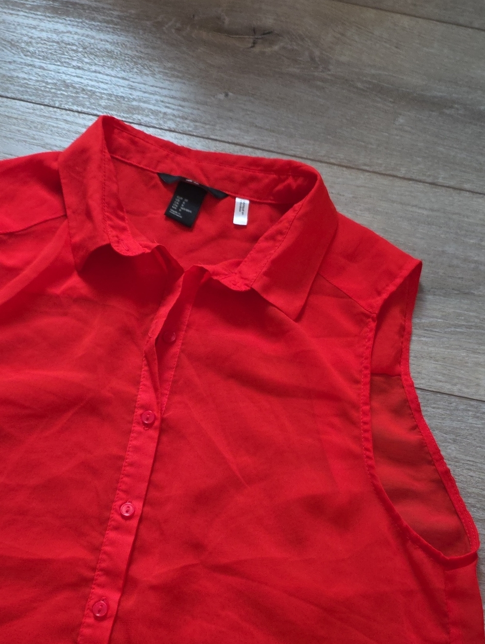 ❤️ 3/$25 Sleeveless Button-Front Blouse in Red
